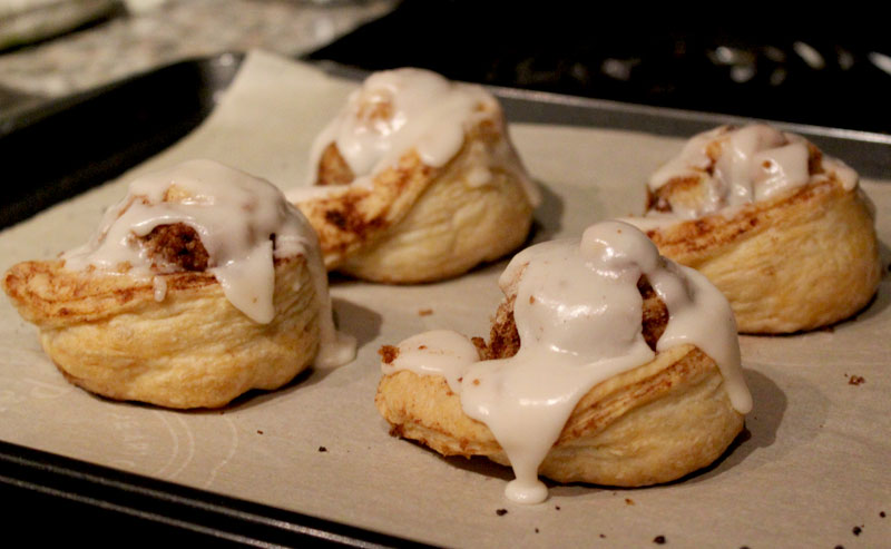 cinnamon-rolls-with-glazed-apples-image-1