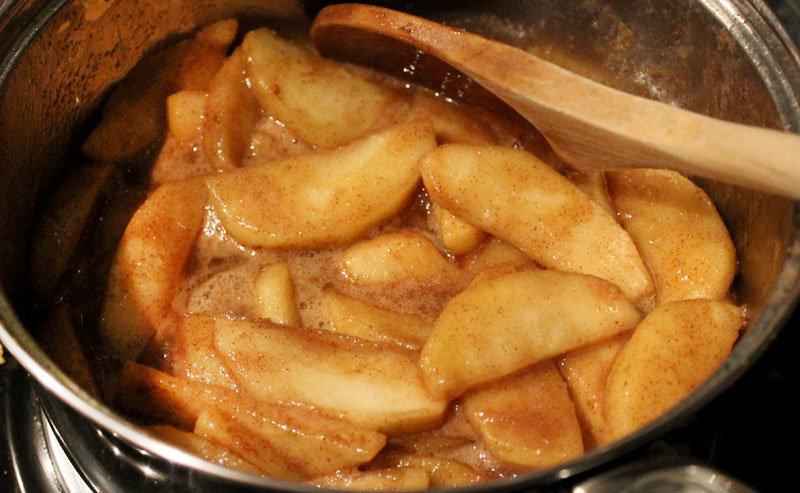 cinnamon-rolls-with-glazed-apples-image-2