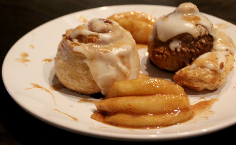 cinnamon-rolls-with-glazed-apples
